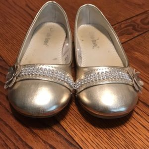 Jelly Bean size 12 gold flat for girls.